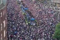 漢堡球迷真想升！漢堡升級(jí)游行，超10萬(wàn)球迷涌入街頭瘋狂慶祝