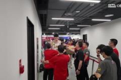 這一刻廣廈等了太久！胡金秋與老板相擁慶祝，孫銘徽也眼眶濕潤！