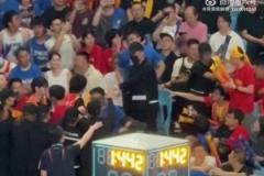 總決賽場內(nèi)精彩場外也激烈！北京主場球迷沖突！大批保安制止