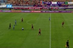 背后鏟！鏟王鈺棟被廣州蒲公英球員暴鏟倒地，受傷后無法起身