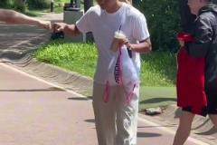 駝背有點厲害啊！蒯紀(jì)聞下班班時刻，給人一種忠厚老實的感覺