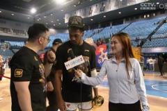 布朗：等等我！美女記者采訪FMVP布朗 隊(duì)友在開(kāi)香檳慶祝