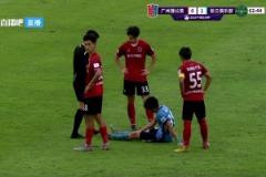 上擔(dān)架了！王鈺棟差點(diǎn)被擔(dān)架抬下去還好自己還能起身退場(chǎng)