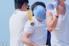 社恐馬兒外國(guó)美女找內(nèi)馬爾拍照，馬兒有點(diǎn)不知所措~