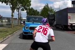 足球網(wǎng)紅沖出道路截停C羅，C羅不作計較反向?qū)Ψ劫浂Y