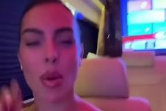 這啥魅女表情！喬治娜嘰里呱啦說了一堆…這身材確實(shí)是有料啊