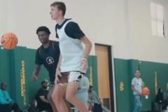 都是天賦怪?。‘?dāng)25年選秀前三球員同時(shí)出現(xiàn)在庫里的訓(xùn)練營(yíng)！