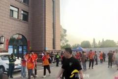 離譜！現(xiàn)場實拍青島紅獅后衛(wèi)滑倒，克雷桑笑納大禮