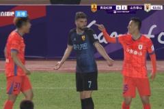 火藥味！泰山隊(duì)多名球員團(tuán)團(tuán)圍住青島諾布雷加，后者有點(diǎn)怵了