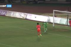 逆天王大雷！后場慢慢悠悠不拿球，丟球后還把對方球員絆倒了