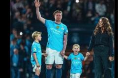 致敬傳奇！曼城官方：將為德布勞內(nèi)在伊蒂哈德球場外立雕像