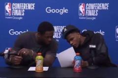 心態(tài)不錯(cuò)！愛(ài)德華茲和蘭德?tīng)栙惡罂磾?shù)據(jù)統(tǒng)計(jì)，然后一起笑了