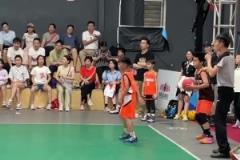 當(dāng)球場(chǎng)撞擊哥遇到撤凳子，感覺(jué)隨時(shí)會(huì)惱羞成怒