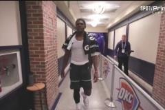 西決G1苦吞失利！華子披上毛巾提前離場(chǎng)，臉上寫(xiě)滿了不甘啊…