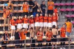 補(bǔ)時(shí)絕殺！云南遠(yuǎn)征小白裙女球迷跳著慶祝