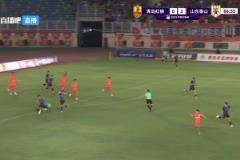 王大雷搞笑禁區(qū)內(nèi)開大腳時(shí)踢在對方腿上，自己痛得原地打滾