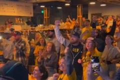 不敢想象他們有多幸福！步行者球迷在印第安納酒吧里狂歡慶祝