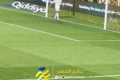 今日兩次中柱！C羅賽后專門去摸了摸自己擊中的兩側(cè)立柱 ?