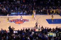 又被你裝到了！哈利伯頓剩0.2秒直接將球傳給唐斯，然后慶祝！