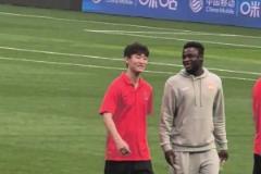 場上爭鋒相對，場下談笑風生，看來韋世豪和阿齊茲感情非常不錯！