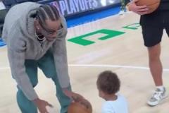 亞歷山大兒子這才會(huì)走路吧，就想開始打球了！