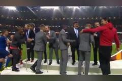 拐杖聯(lián)上臺(tái)領(lǐng)獎(jiǎng)！17年曼聯(lián)歐聯(lián)奪冠，穆帥帶領(lǐng)曼聯(lián)勇奪小三冠！