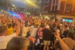 干得漂亮！大量畢巴球迷加入熱刺球迷一起慶祝曼聯(lián)輸球