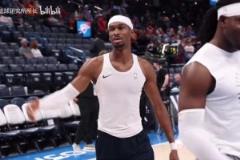 我們正在見證下一個(gè)巨星！SGA每一場(chǎng)都會(huì)花費(fèi)時(shí)間給粉絲簽名！