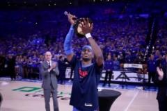 獎(jiǎng)杯全新造型如何？亞歷山大捧起本賽季常規(guī)賽MVP獎(jiǎng)杯?。? title=